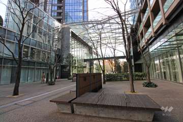 敷地に隣接する中央広場