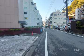 敷地北側の前面道路（東側から）