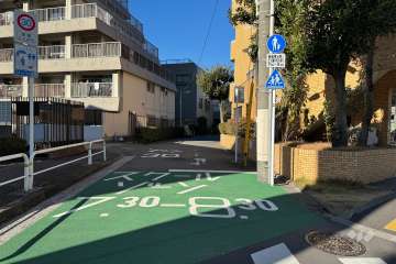 敷地の南西側前面道路（南東側から）