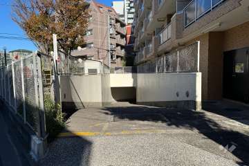 地階にある駐車場へのアプローチ