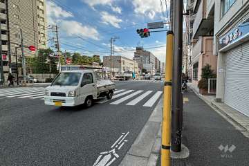 敷地東側の前面道路（北側から）