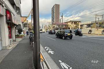 敷地東側は国道15号（第一京浜）に面しています。