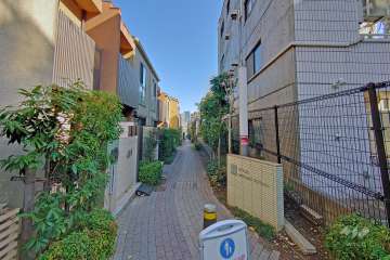 敷地の北西側道路（南西側から）