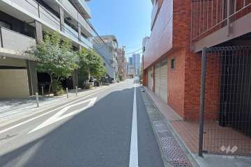 敷地北側の前面道路（西側から）