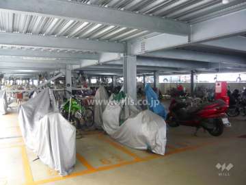 バイク置場と駐輪場