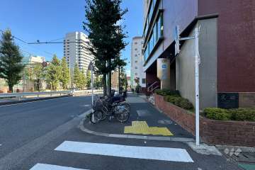 敷地北側の前面道路（西側から）