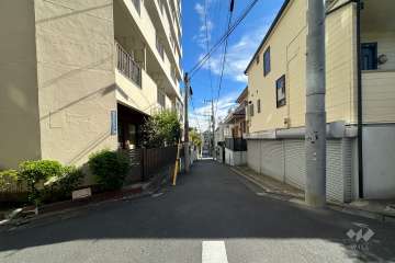 敷地南側の前面道路（西側から）