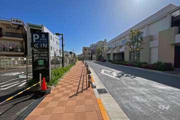 敷地東側の前面道路（南側から）