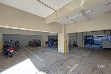 敷地内駐車場（屋内平面式）とバイク置場・駐輪場
