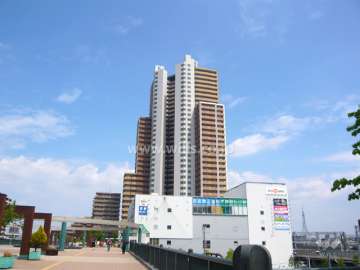 ルネセントラルタワーの外観（遠景）　周辺には商業施設や公共施設が立ち並んでいます。