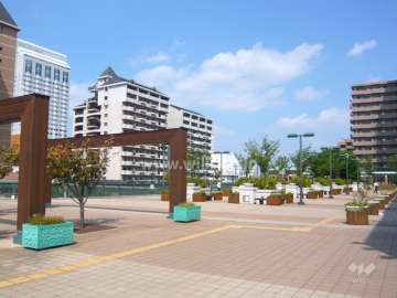 エントランス前に広がる庄下川東広場