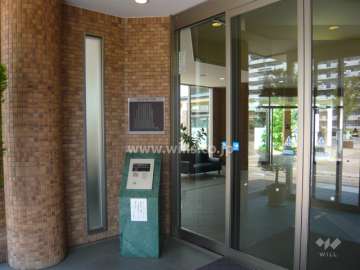 エントランスはオートロック付きです。