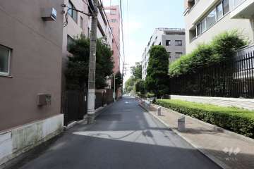 敷地北西側の前面道路(北東側から)