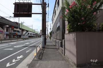 敷地南東側の前面道路(北東側から)