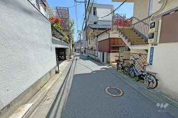 敷地北側の前面道路（西側から）