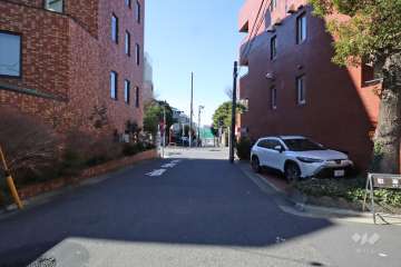 敷地南側の前面道路