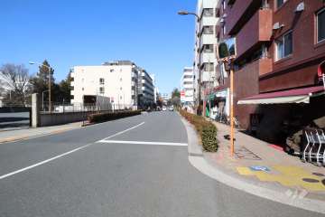 敷地西側の前面道路
