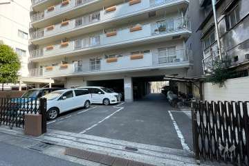 敷地内駐車場（屋外平面式）と駐輪場