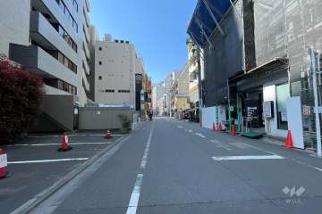 敷地西側の前面道路（北側から）