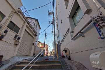敷地北側の前面道路（西側から）