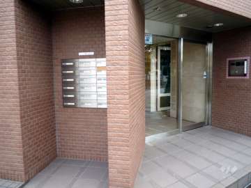 壱番館のエントランスとメールボックス