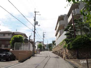 敷地南側の前面道路