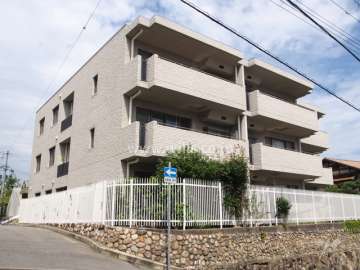 ファミーユ宝塚寿楽荘の外観（南西側から）