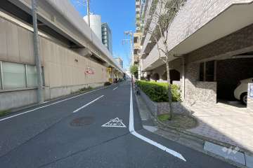 敷地西側の前面道路（南側から）