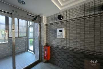 エントランスはオートロック付きです。