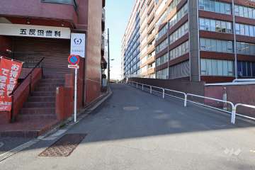 敷地北東側の前面道路