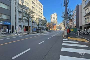敷地北西側の前面道路（南西側から）
