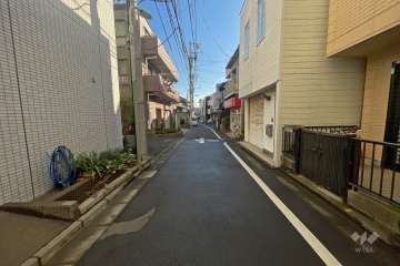 敷地北側の前面道路（西側から）