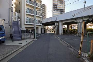 敷地北側の前面道路（東側から）