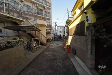 敷地東側の前面道路（南側から）