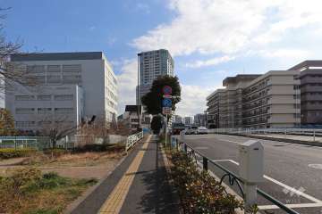 敷地西側の前面道路（目黒川に架かる昭和橋）