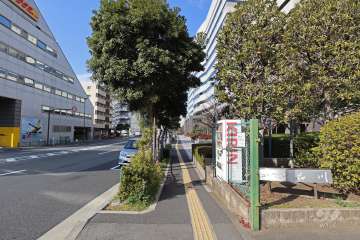 敷地西側の前面道路