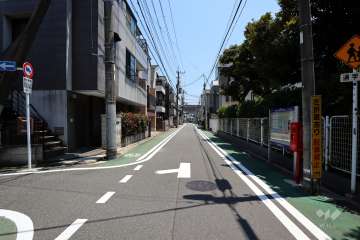 敷地北東側の前面道路（北西側から）