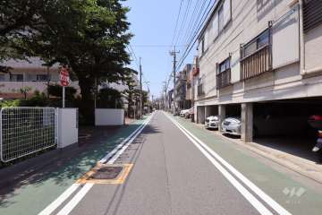 敷地北東側の前面道路（南東側から）