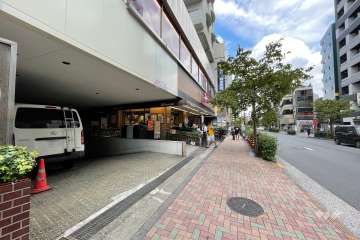敷地東側の前面道路（南側から）