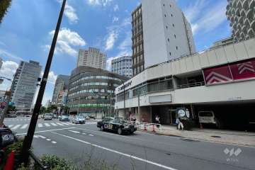周辺は住宅の他、店舗や事務所などが混在する街です。
