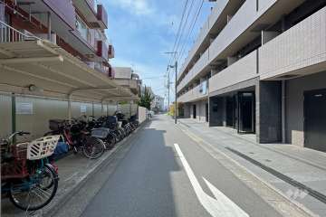 敷地西側の前面道路（北側から）