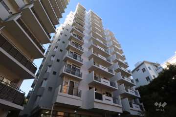 マンション雅叙苑2号棟の外観(南西側から)