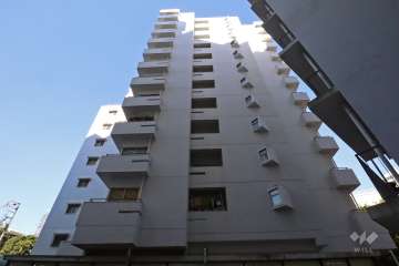 マンション雅叙苑2号棟の外観(北西側)