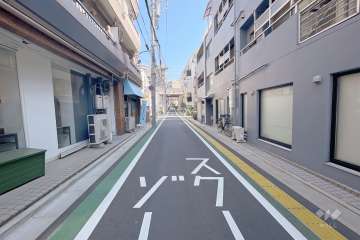 敷地東側の前面道路（南側から）