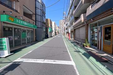 敷地南側の前面道路（東側から）