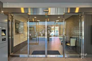 エントランスはオートロック付きです。