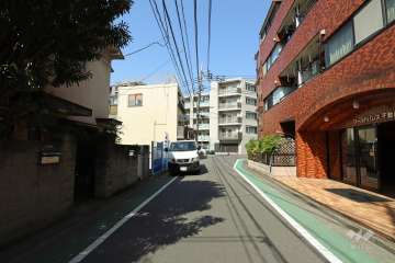 敷地西側の前面道路