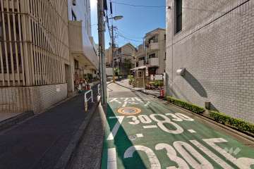 敷地東側の前面道路（北側から）