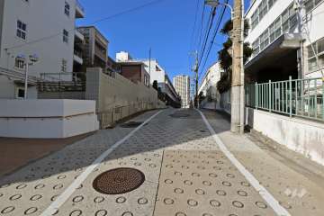 東側前面道路（南側から）