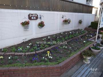 敷地入口に設けられた花壇